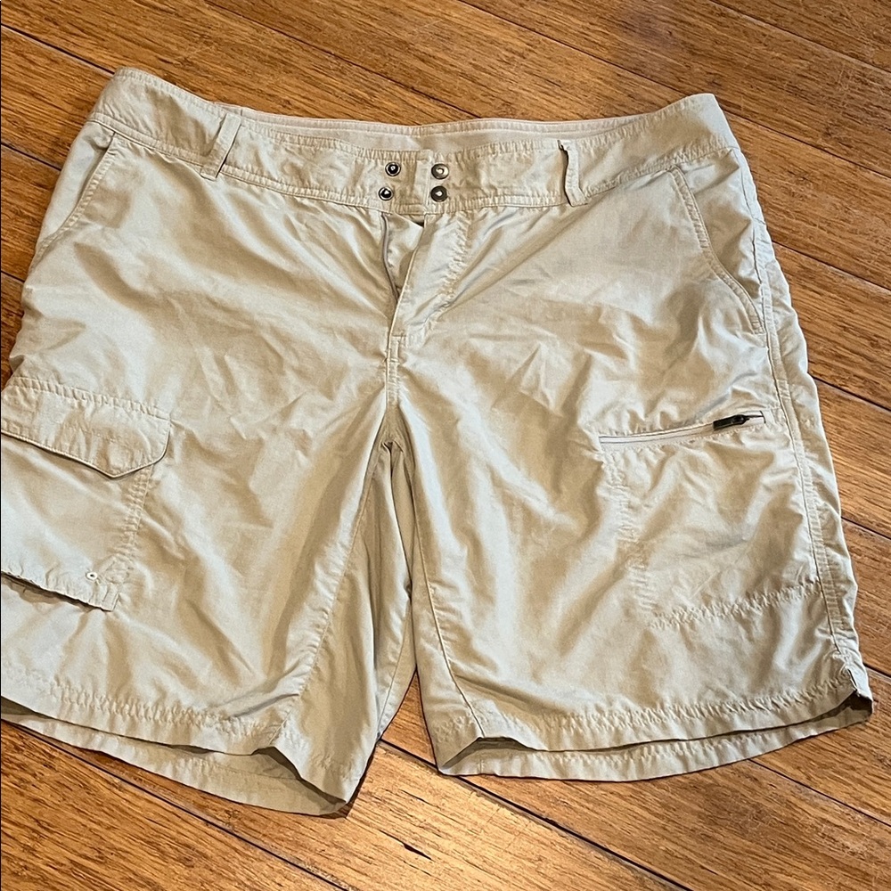 Columbia Womens 16, TAN Cargo Shorts zip snap Khaki Omni shade,  10” inseam leg